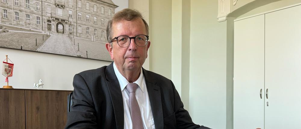 Landrat Werner Henning, CDU, schließt die Tür am Landratsamt im Eichsfeld auf. In wenigen Tagen geht er in den Ruhestand.