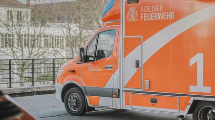 Ein Einsatzwagen am Vivantes-Klinikum in Berlin-Neukölln.