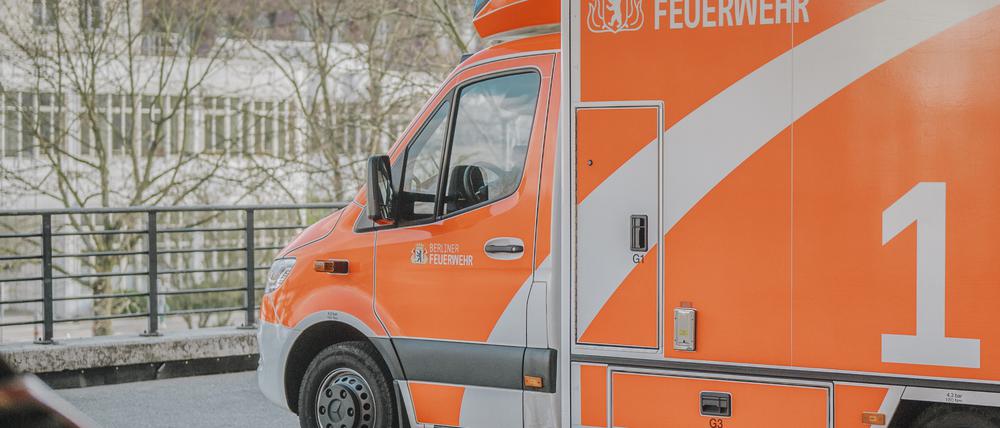 Ein Einsatzwagen am Vivantes-Klinikum in Berlin-Neukölln.