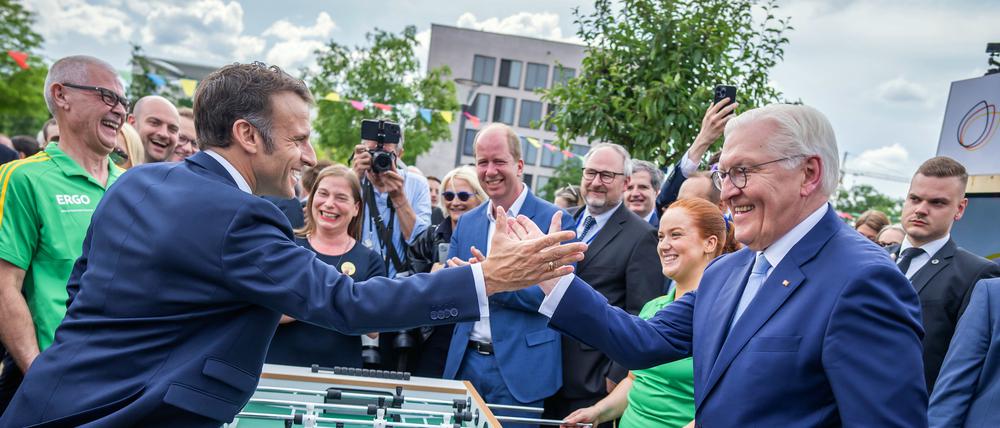 Frankreichs Staatschef Emmanuel Macron (links) und Bundespräsident Frank-Walter Steinmeier zeigten sich am Sonntag beim Bürgerfest an einem Tischkicker. 
