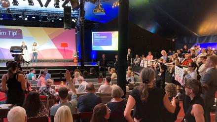  Annalena Baerbock (Bündnis 90/Die Grünen), Außenministerin, steht auf der Bühne bei einer Veransaltung im Rahmen der Demokratiefestets anlässlich des Jubiläums 75 Jahre Grundgesetz.