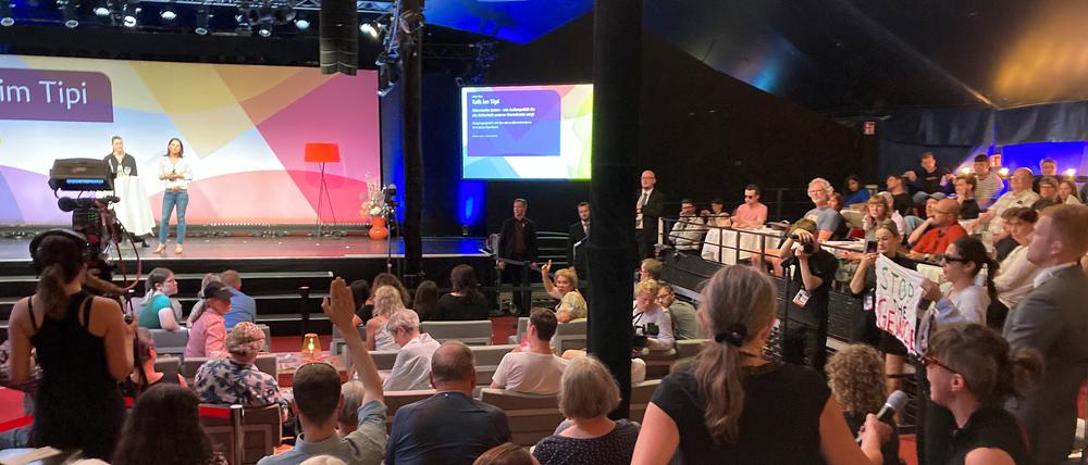 Annalena Baerbock (Bündnis 90/Die Grünen), Außenministerin, steht auf der Bühne bei einer Veransaltung im Rahmen der Demokratiefestets anlässlich des Jubiläums 75 Jahre Grundgesetz.