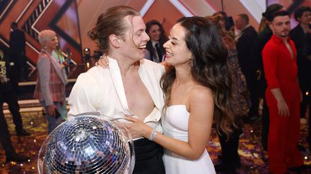 Sänger Gabriel Kelly und Tänzerin Malika Dzumaev haben im Finale der 17. Staffel der RTL-Tanzshow Let s Dance im Coloneum gewonnen und posieren mit dem Pokal als Träger des Titel Dancing Star 2024 . Köln, 24.05.2024 NRW Deutschland *** Singer Gabriel Kelly and dancer Malika Dzumaev won the final of the 17th season of the RTL dance show Let s Dance in the Coloneum and pose with the trophy as holders of the title Dancing Star 2024 Cologne, 24 05 2024 NRW Germany Copyright: xChristophxHardtx