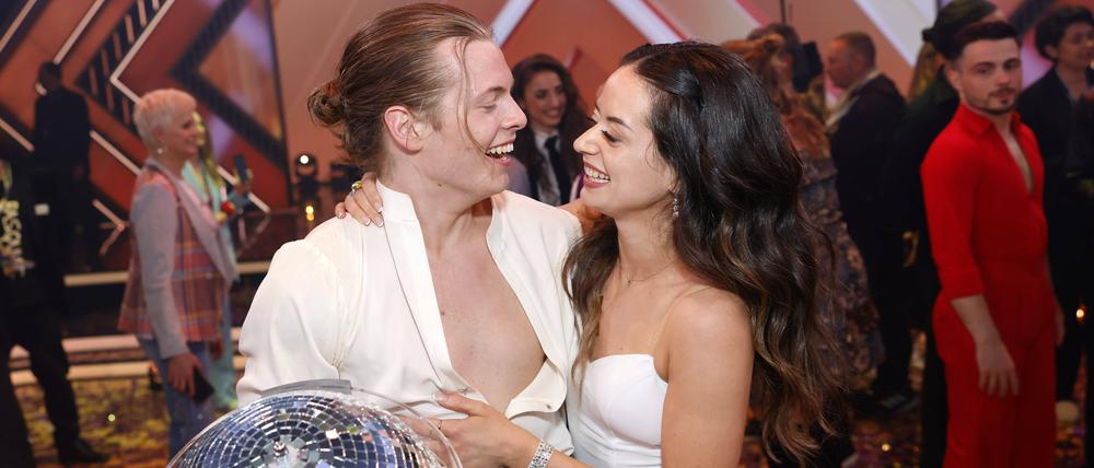 Sänger Gabriel Kelly und Tänzerin Malika Dzumaev haben im Finale der 17. Staffel der RTL-Tanzshow Let s Dance im Coloneum gewonnen und posieren mit dem Pokal als Träger des Titel Dancing Star 2024 . Köln, 24.05.2024 NRW Deutschland *** Singer Gabriel Kelly and dancer Malika Dzumaev won the final of the 17th season of the RTL dance show Let s Dance in the Coloneum and pose with the trophy as holders of the title Dancing Star 2024 Cologne, 24 05 2024 NRW Germany Copyright: xChristophxHardtx