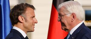 Der französische Präsident Emmanuel Macron (l.) Bundespräsident Frank-Walter Steinmeier (r.) schütteln sich die Hände.
