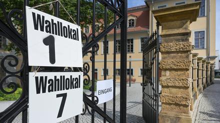 Schilder hängen am Eingang zum Wahllokal im Gymnasium Rutheneum.