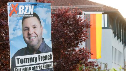 26.05.2024, Thüringen, Hildburghausen: Ein Wahlplakat von Tommy Frenck vom ·Bündnis Zukunft Hildburghausen· hängt vor dem Landratsamt Hildburghausen, für das heute ein neuer Landrat gewählt wird. Der bundesweit bekannte Neonazi Tommy Frenck erhielt bei der Kommunalwahl am Sonntag 24,9 Prozent der Stimmen und zog damit knapp am CDU-Kandidaten Dirk Lindner vorbei. Foto: Michael Reichel/dpa - ACHTUNG: Nur zur redaktionellen Verwendung im Zusammenhang mit der aktuellen Berichterstattung und nur mit vollständiger Nennung des vorstehenden Credits +++ dpa-Bildfunk +++