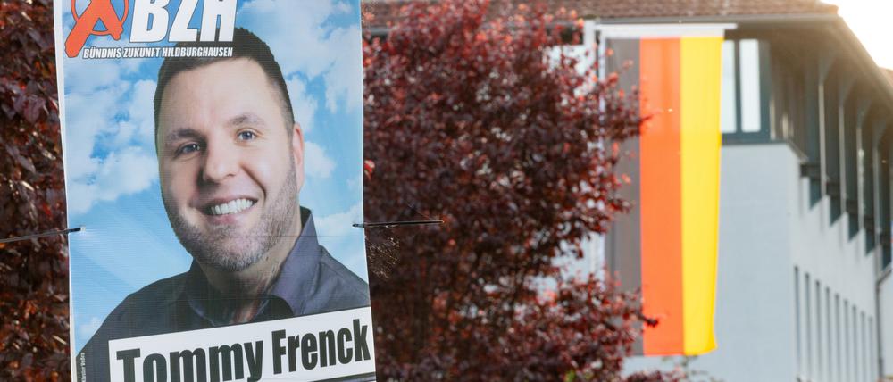 26.05.2024, Thüringen, Hildburghausen: Ein Wahlplakat von Tommy Frenck vom ·Bündnis Zukunft Hildburghausen· hängt vor dem Landratsamt Hildburghausen, für das heute ein neuer Landrat gewählt wird. Der bundesweit bekannte Neonazi Tommy Frenck erhielt bei der Kommunalwahl am Sonntag 24,9 Prozent der Stimmen und zog damit knapp am CDU-Kandidaten Dirk Lindner vorbei. Foto: Michael Reichel/dpa - ACHTUNG: Nur zur redaktionellen Verwendung im Zusammenhang mit der aktuellen Berichterstattung und nur mit vollständiger Nennung des vorstehenden Credits +++ dpa-Bildfunk +++