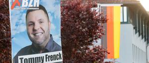 26.05.2024, Thüringen, Hildburghausen: Ein Wahlplakat von Tommy Frenck vom ·Bündnis Zukunft Hildburghausen· hängt vor dem Landratsamt Hildburghausen, für das heute ein neuer Landrat gewählt wird. Der bundesweit bekannte Neonazi Tommy Frenck erhielt bei der Kommunalwahl am Sonntag 24,9 Prozent der Stimmen und zog damit knapp am CDU-Kandidaten Dirk Lindner vorbei. Foto: Michael Reichel/dpa - ACHTUNG: Nur zur redaktionellen Verwendung im Zusammenhang mit der aktuellen Berichterstattung und nur mit vollständiger Nennung des vorstehenden Credits +++ dpa-Bildfunk +++