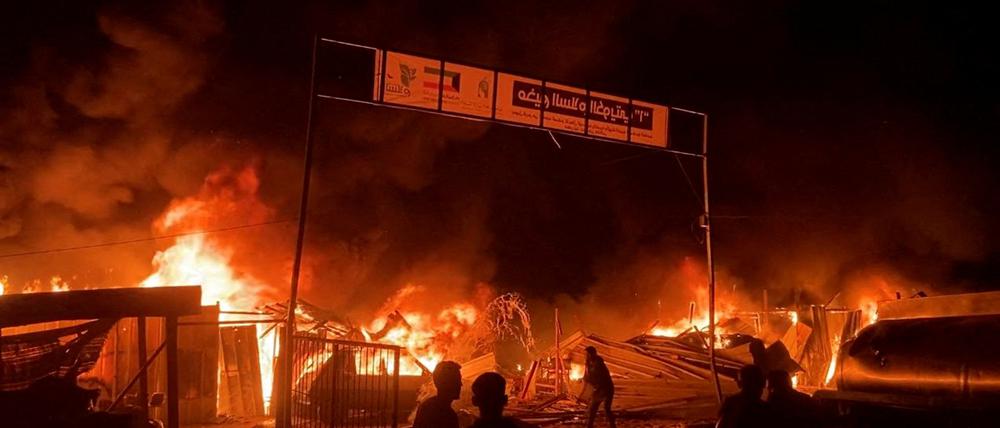 Aufnahmen zeigen brennende Zelte in Rafah im südlichen Gazastreifen.