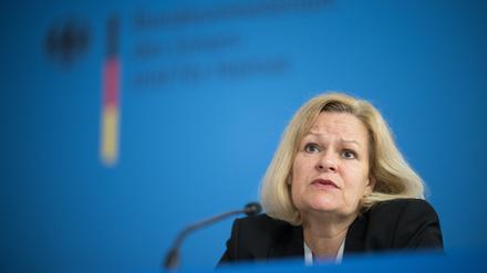 Bundesinnenministerin Nancy Faeser (SPD) spricht nach einer Sitzung des Bundeskabinetts. 