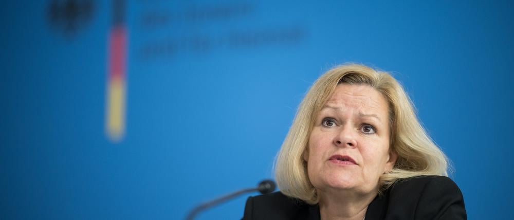 Bundesinnenministerin Nancy Faeser (SPD) spricht nach einer Sitzung des Bundeskabinetts.