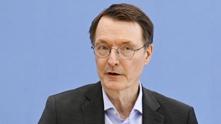 Nach den Worten von Bundesgesundheitsminister Karl Lauterbach (SPD) steigt die Zahl Pflegebedürftiger in Deutschland unerwartet schnell (Archivbild).