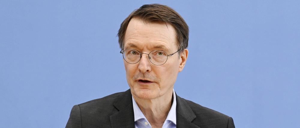 Nach den Worten von Bundesgesundheitsminister Karl Lauterbach (SPD) steigt die Zahl Pflegebedürftiger in Deutschland unerwartet schnell (Archivbild).