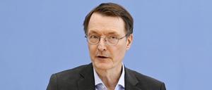Nach den Worten von Bundesgesundheitsminister Karl Lauterbach (SPD) steigt die Zahl Pflegebedürftiger in Deutschland unerwartet schnell (Archivbild).