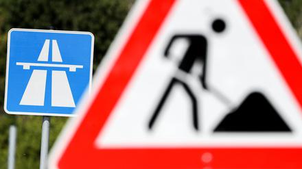 Ein Schild weist auf eine Baustelle auf einer Autobahn hin. (Symbolbild)