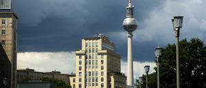 Dunkle Regenwolken sind über dem Berliner Fernsehturm zu sehen. Mit Gewittern und heftigen Regenfällen beginnt die Woche in Berlin und Brandenburg.