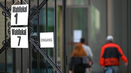 Schilder hängen am Eingang zum Wahllokal im Gymnasium Rutheneum in Gera (Symbolbild).