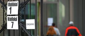 Schilder hängen am Eingang zum Wahllokal im Gymnasium Rutheneum in Gera (Symbolbild).