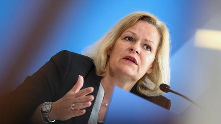 Bundesinnenministerin Nancy Faeser gibt nach einer Kabinettssitzung in Berlin eine Erklärung ab (Archivbild).