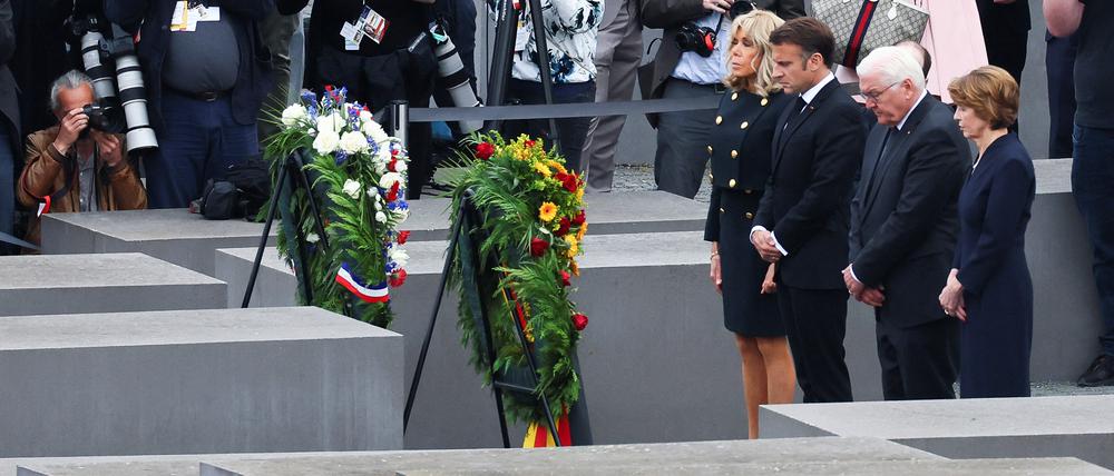 Brigitte Macron, Emmanuel Macron, Frank-Walter Steinmeier und dessen Frau Elke Büdenbender am Holocaust-Mahnmal in Berlin.