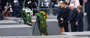 Brigitte Macron, Emmanuel Macron, Frank-Walter Steinmeier und dessen Frau Elke Büdenbender am Holocaust-Mahnmal in Berlin.