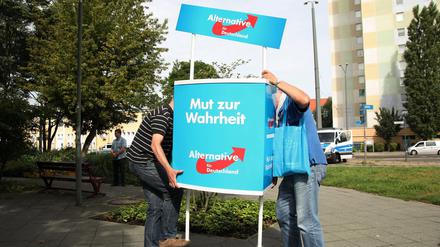 Ein AfD-Wahlstand in Potsdam wird abgebaut (Archivbild von 2017).