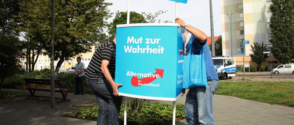 Ein AfD-Wahlstand in Potsdam wird abgebaut (Archivbild von 2017).