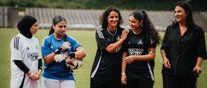 Tuğba Tekkal (Mitte) und ihre Schwester Düzen Tekkal (rechts) mit den Spielerinnen der Scoring Girls. 