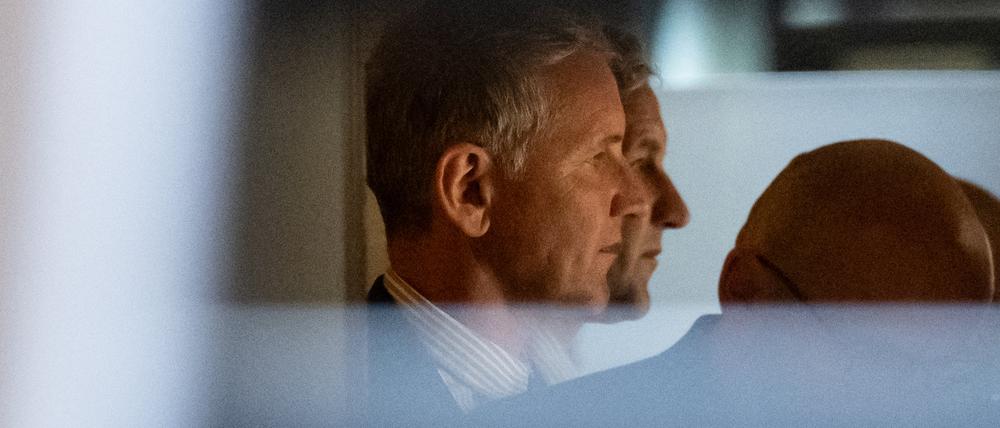 Björn Höcke, Vorsitzender der Thüringer AfD, steht nach Ende des Verhandlungstages in einem Fahrstuhl.