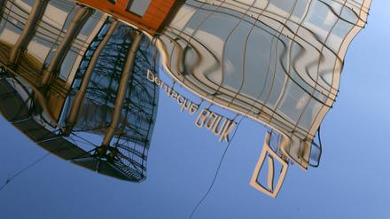 Das Logo der Deutschen Bank als Spiegelung in der Moskwa.
