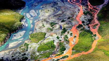 Ein Luftbild des Kutuk Rivers im Gates of the Arctic National Park in Alaska. Der auftauende Permafrost führt dazu, dass Sulfidminerale verwittern. Das erhöht den Säuregehalt des Wassers, wodurch Metalle wie Eisen, Zink und Kupfer freigesetzt werden.
