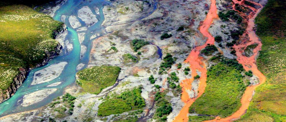 Ein Luftbild des Kutuk Rivers im Gates of the Arctic National Park in Alaska. Der auftauende Permafrost führt dazu, dass Sulfidminerale verwittern. Das erhöht den Säuregehalt des Wassers, wodurch Metalle wie Eisen, Zink und Kupfer freigesetzt werden.