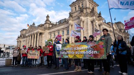 Landwirte und Klimaschützer demonstrieren gemeinsam.