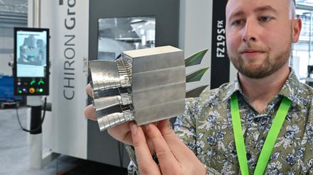 Florian Schmaler, Industriemeister Fachrichtung Metall vom Center for Hybrid Electric Systems Cottbus (chesco), zeigt in einer Forschungsfabrik einen Teil einer Turbinenschaufel. 