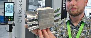 Florian Schmaler, Industriemeister Fachrichtung Metall vom Center for Hybrid Electric Systems Cottbus (chesco), zeigt in einer Forschungsfabrik einen Teil einer Turbinenschaufel. 
