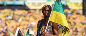 Ein Unterstützer hält eine Flagge des African National Congress, der Partei von Nelson Mandela.