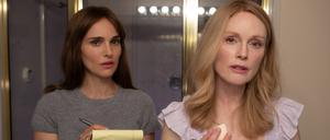 Elizabeth (Natalie Portman, links) soll Gracie (Julianne Moore) in einem Film verkörpern.
