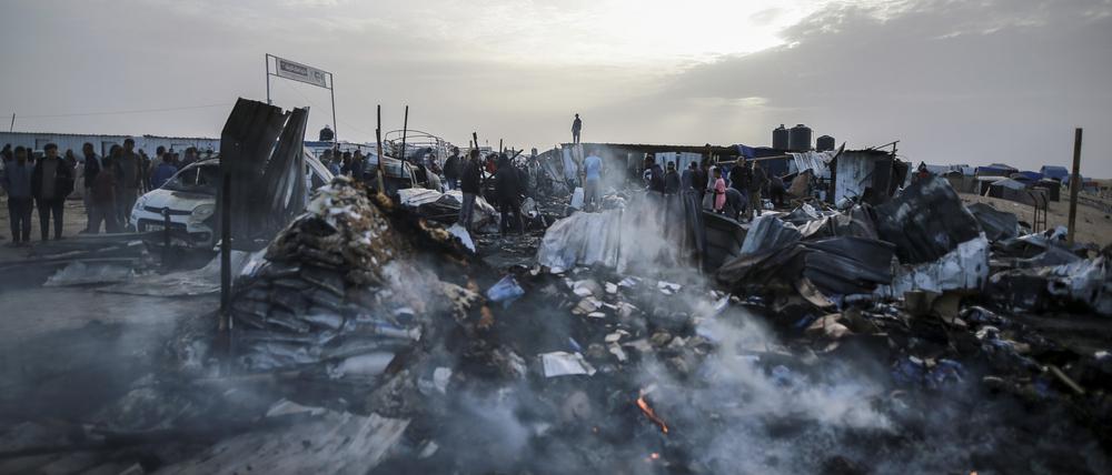Niedergebrannt. Ein Flüchtlingslager bei Rafah nach einem israelischen Luftangriff. Dutzende Menschen könnten ums Leben gekommen sein.