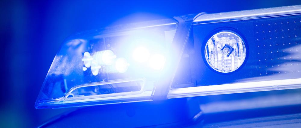 Ein Blaulicht leuchtet an einer Polizeistreife.
