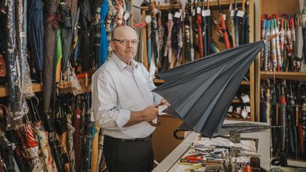 Schirmmacher Rolf Lippke kann jeden Schirm reparieren. Sein Ersatzteillager ist einzigartig.