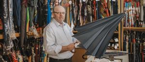 Schirmmacher Rolf Lippke kann jeden Schirm reparieren. Sein Ersatzteillager ist einzigartig.