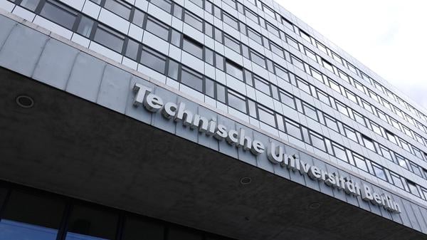 Im Scheibenhochhaus der TU Berlin an der Straße des 17. Juli darf nicht mehr gearbeitet werden. 