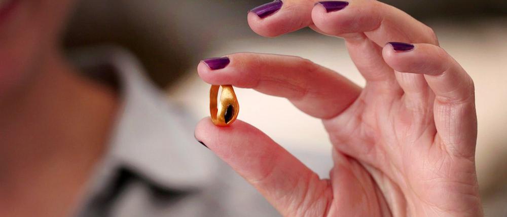 Bei Ausgrabungen in Jerusalem ist ein rund 2300 Jahre alter Goldring mit rotem Granatstein gefunden worden, der offensichtlich einem Kind gehörte. Laut Archäologen stammt er aus dem hellenistischen Zeitalter in der Region.