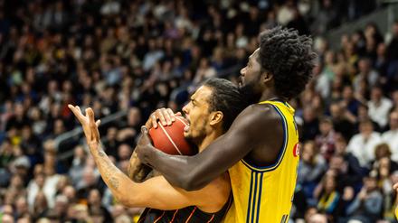 Basketball oder Ringen? Alba Berlins Khalifa Koumadje (rechts) im Duell mit Kevin Yebo.