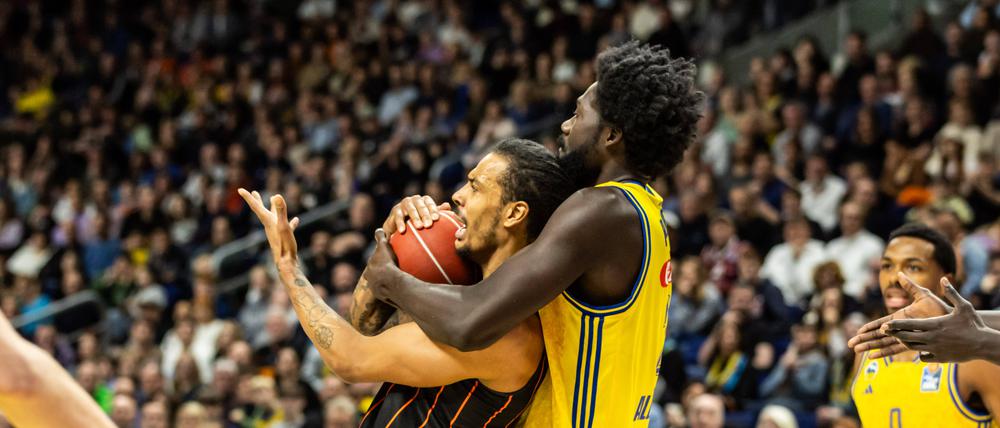 Basketball oder Ringen? Alba Berlins Khalifa Koumadje (rechts) im Duell mit Kevin Yebo.