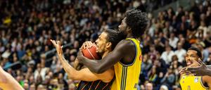 Basketball oder Ringen? Alba Berlins Khalifa Koumadje (rechts) im Duell mit Kevin Yebo.