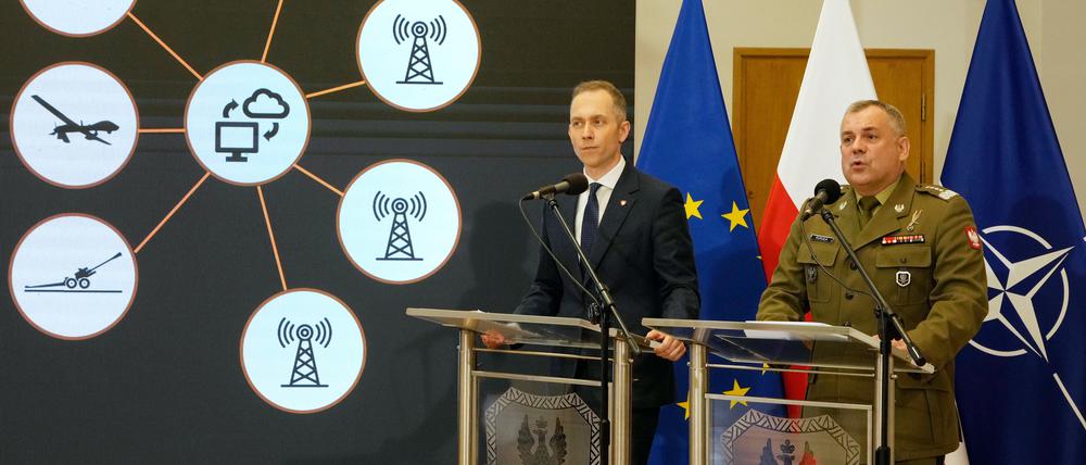 Der stellvertretende polnische Verteidigungsminister Cezary Tomczyk (l.) und General Wieslaw Kukula sprechen bei der Vorstellung des Nationalen Verteidigungs- und Abschreckungsplans „Schutzschild Ost“ in Warschau.