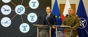 Der stellvertretende polnische Verteidigungsminister Cezary Tomczyk (l.) und General Wieslaw Kukula sprechen bei der Vorstellung des Nationalen Verteidigungs- und Abschreckungsplans „Schutzschild Ost“ in Warschau.