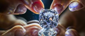 Ein Diamant von über 37,61 Karat während einer Vorbesichtigung bei Sotheby’s mit einem Verkaufspreis von 1,46 Millionen US-Dollar.